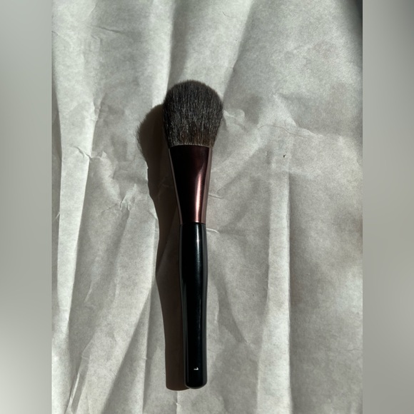 Shiseido The Makeup Powder Brush Soft Squirrel Hair, No Box - Picture 2 of 3